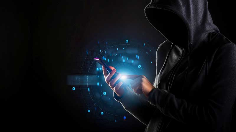 Hacker com um smartphone